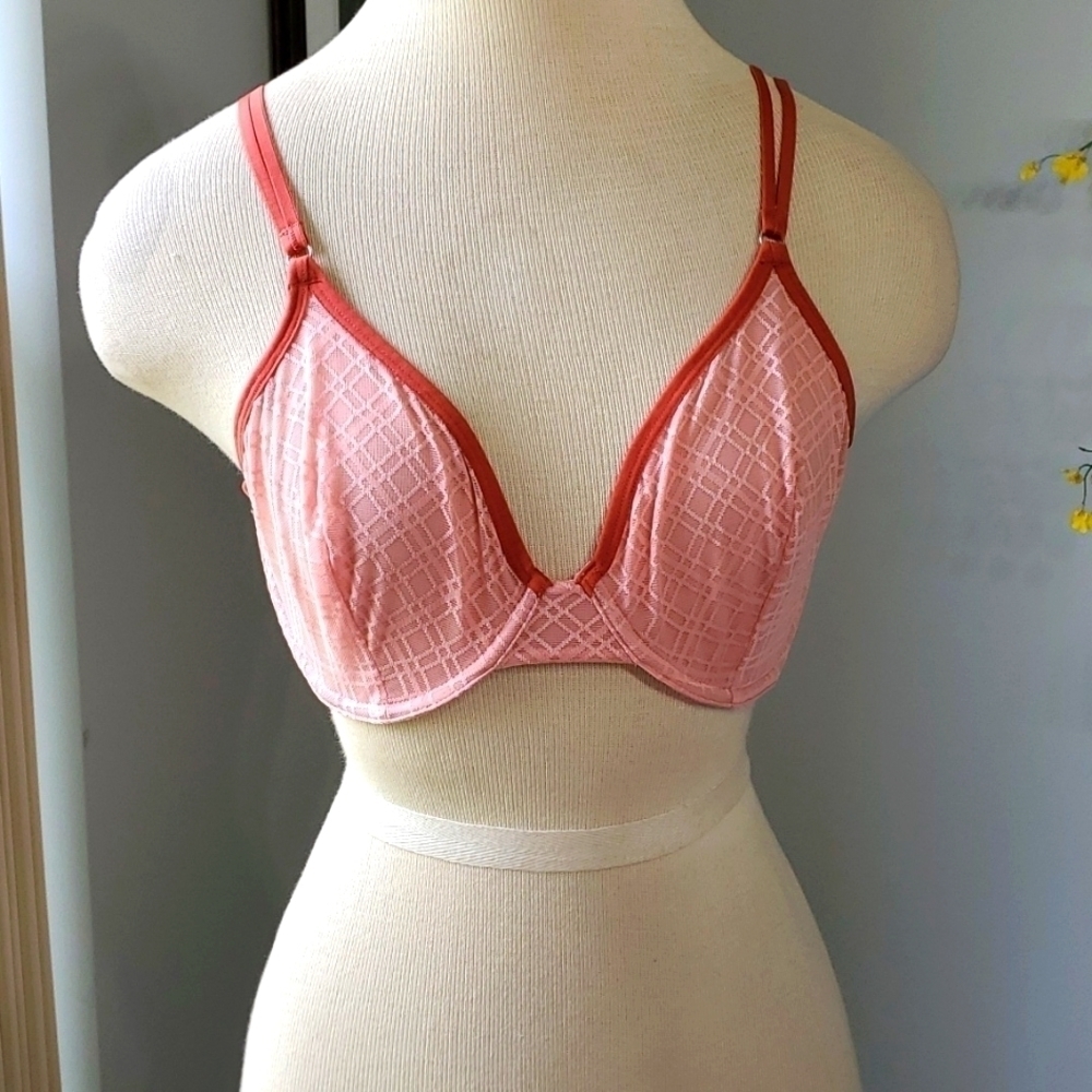 No Boundaries pink sheer bra, 38C.‎ Excellent condition. Sexy bra no padding.